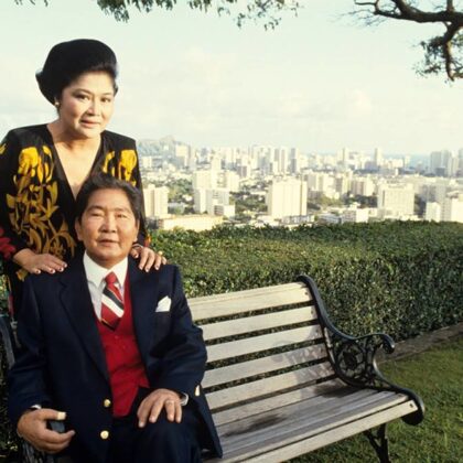 THE FALL OF PHILIPPINE'S FERDINAND MARCOS IN FEBRUARY 22 ,1986 .MARCOS PLAYED UP MIDDLE - 